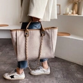 Tragetasche aus Hafer-Leinwand mit braunem Lederbesatz und Kettengurt mit Modell - Khaki