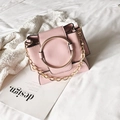 Borsa a tracolla rosa minimalista con manico ad anello dorato e catena in metallo - Rosa
