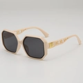 Occhiali da sole esagonali beige oversize con lenti grigie e dettaglio B in metallo oro - Montatura Beige Lente Grigia