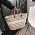 Gestreifte geflochtene Tragetasche für Damen in Beige und Off-White mit Bambusgriffen - Weiß-Grau Streifen