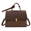 Borsa a mano retrò pied-de-poule con patta marrone e chiusura dorata su sfondo bianco - Marrone