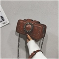 Braune Vintage-Mini-Kettentasche mit großer Kristallschnalle und Metallnieten - Braun