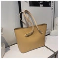 Detalle de bolso tote beige con correas finas y herrajes metálicos dorados elegantes - Bolso Tote Beige Elegante / Caqui