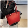 Detalle del bolso tote de cuero rojo con logo dorado y herrajes metálicos cuadrados - Bolso Tote Rojo Vino Vintage / Rojo