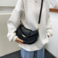 Minimalistische schwarze Halbmond-Ledertasche mit goldener Schnalle für Damen - Schwarz