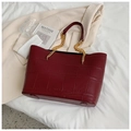 Borsa tote rosso scuro con trama coccodrillo e catena dorata da donna - Borgogna