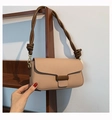 Bolso pequeño minimalista rosa y marrón con textura granulada y correa de nudo suave - Caqui