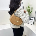 Hellbraune minimalistische Leder-Halbmond-Schultertasche mit goldener Mondschnalle - Khaki