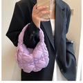 Dettaglio della borsa a tracolla trapuntata viola con trama in nylon morbido e cuciture - Viola