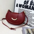 Minimalistische burgunderrote Halbmod-Satteltasche mit eleganter goldener Mondschnalle - Rot