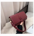 Sac à bandoulière bordeaux tendance avec bandoulière tissée et texture grainée - Bordeaux