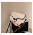 Bolso minimalista de cuero blanco crema con correa anudada marrón oscuro y herrajes dorados - Blanco Roto