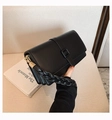 Sac à main en cuir noir mat avec poignée tressée épaisse et boucle carrée élégante - Noir
