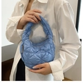 Borsa a tracolla trapuntata azzurra con elegante trama a pieghe e chiusura a cerniera - Blu