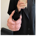 Borsa a tracolla rosa trapuntata con design a pieghe e zip dorata indossata da modella - Rosa