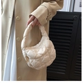 Elegante borsa a mano trapuntata beige con morbida trama imbottita per stile casual - Bianco