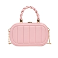 Détail du sac à main matelassé rose avec chaîne dorée et poignée supérieure torsadée - Rose