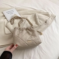 Beige gewatteerde schoudertas met gouden ketting en een elegante trekkoordsluiting - crème