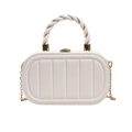Détail du sac bandoulière blanc matelassé avec poignée torsadée dorée et chaîne - Blanc