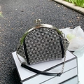 Elegante halbrunde Abendtasche mit schwarzer Basis und schimmernden Silber-Strasssteinen - Silber