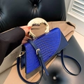 Borsa a mano blu reale con motivo a coccodrillo, manico in metallo dorato e tracolla inclusa - Blu
