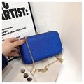 Elegante borsa da sera blu scuro con strass e tracolla a catena dorata in mano - Blu