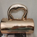 Detail einer roségoldenen Zylindertasche in Spiegeloptik mit künstlerischem gebogenem Griff - Khaki - Unregelmäßiger Griff Stil