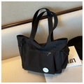 Bolso tote de lona negra con bolsillo frontal con cremallera y chapa de la suerte - Negro