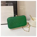 Elegante pochette da sera con paillettes verdi catena dorata e chiusura a gioiello - Verde