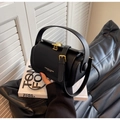 Klassische schwarze Leder-Box-Tasche mit goldenem Muschelverschluss und Gurt - Schwarz
