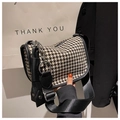 Schicke Satteltasche mit Hahnentrittmuster, breitem Gurt und silberner Metallkette - Schwarz