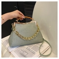 Elegante borsa intrecciata verde menta con telaio dorato e manico in legno unico - Verde
