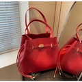 Rote Leder-Tragetasche mit goldenem Drehverschluss und verstellbarem Gurt im klassischen Stil - Rot