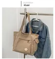 Bolso tote de lona caqui de gran capacidad con múltiples bolsillos y placa decorativa - Caqui