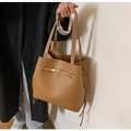 Braune Vintage-Tasche mit Kordelzug, goldener Schnalle und langen Schultergurten - Khaki