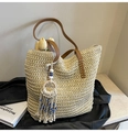 Beigefarbene gewebte Strohtasche mit braunen Ledergriffen und blauem Auge-Anhänger - Gebrochenes Weiß