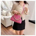 Borsa a mano intrecciata rosa con catena dorata e manico in legno su modella - Rosa Rosso