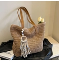 Handgewebte khakifarbene Strohtasche mit braunen Lederriemen und Quastenanhänger - Braun