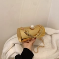 Bolso de mano cilíndrico dorado con cierre de perla y correa de cadena metálica - Dorado - Estilo de Cierre de Perla
