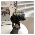 Borsa vintage da medico nera con chiusura dorata e tracolla larga a motivo totem - Nero