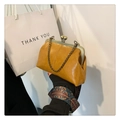 Borsa a tracolla arancione vintage con manico a foulard e catena in metallo - Giallo
