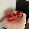 Bolso clutch cilíndrico rojo metálico con cierre de perlas y cadena dorada - Rosa - Estilo de Cierre de Perla