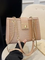 Sac bandoulière beige à motif serpent, fermoir doré et bandoulière chic en chaîne - Kaki