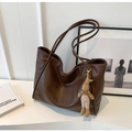Bolso tote minimalista de cuero PU marrón oscuro con un lindo colgante de conejo de peluche - Con Colgante / Marrón