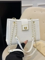 Sac bandoulière blanc minimaliste français avec texture croco et chaîne dorée - Blanc