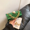 Bolso de mano cilíndrico verde esmeralda brillante con cierre de perla y cadenas - Verde - Estilo de Cierre de Perla