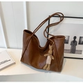 Bolso tote de cuero sintético marrón oscuro con un lindo colgante de conejo de peluche - Con Colgante / Marrón