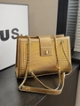 Sac bandoulière doré à motif crocodile avec chaîne métallique et fermoir rotatif - Doré
