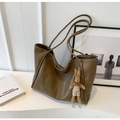 Bolso hobo de cuero marrón con colgante de conejo en superficie blanca minimalista - Con Colgante / Arena