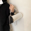 Silberne zylindrische Clutch mit Perlenverschluss und Kettenriemen für Damen - Silber - Perlenverschluss-Stil